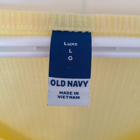 🌟NWT Old Navy Lemon Yellow V-Neck Shirt Size Large - Picture 2 of 7